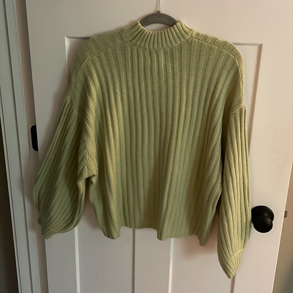 Green turtleneck - Picture 2 of 3